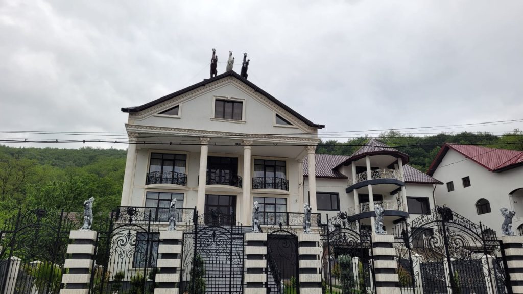 Doi bărbați din Calvini, în arest după perchezițiile de miercuri. Luxul și opulența i-a costat scump