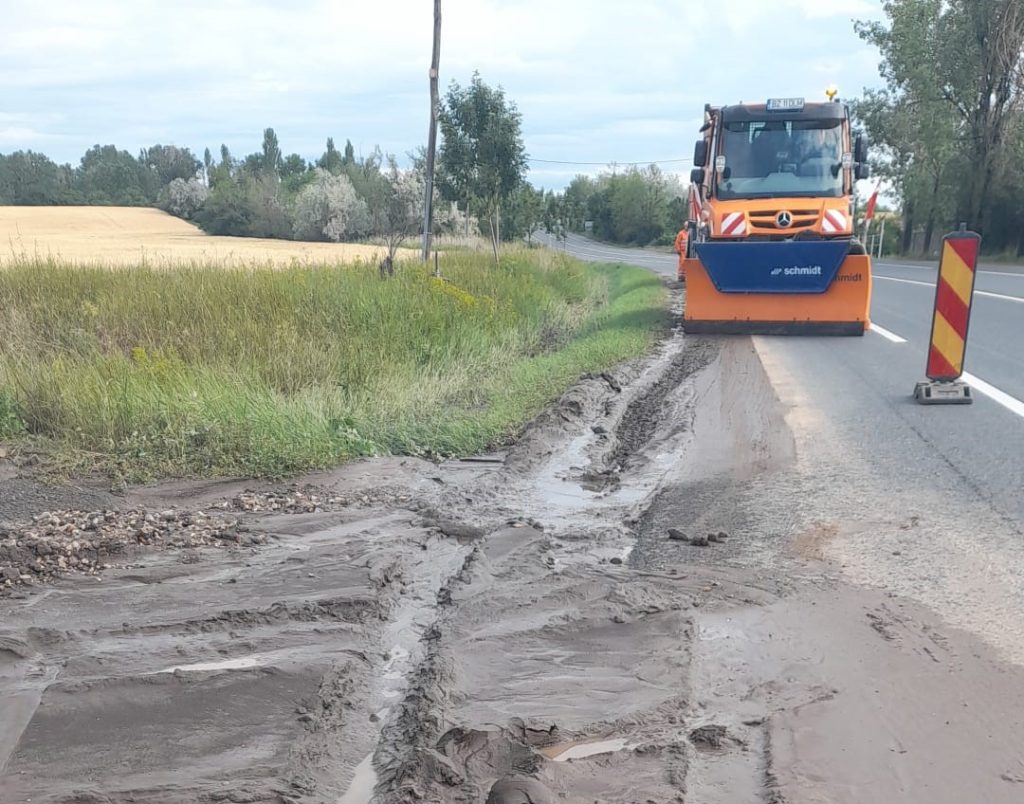 (FOTO) DN2, blocat parțial de noroi în urma ploilor. Zona în care e mâl pe șoseaua europeană, iar șoferii trebuie să fie atenți