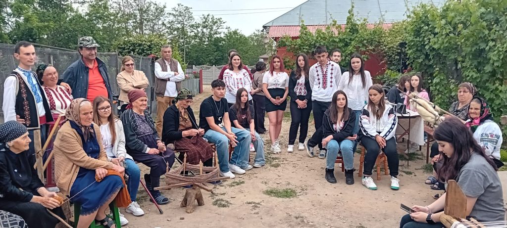(FOTO&VIDEO)  Satul unde tradiția se păstrează vie. Șezătoarea la care adolescenții învață să toarcă și să coasă cămăși cu altiță