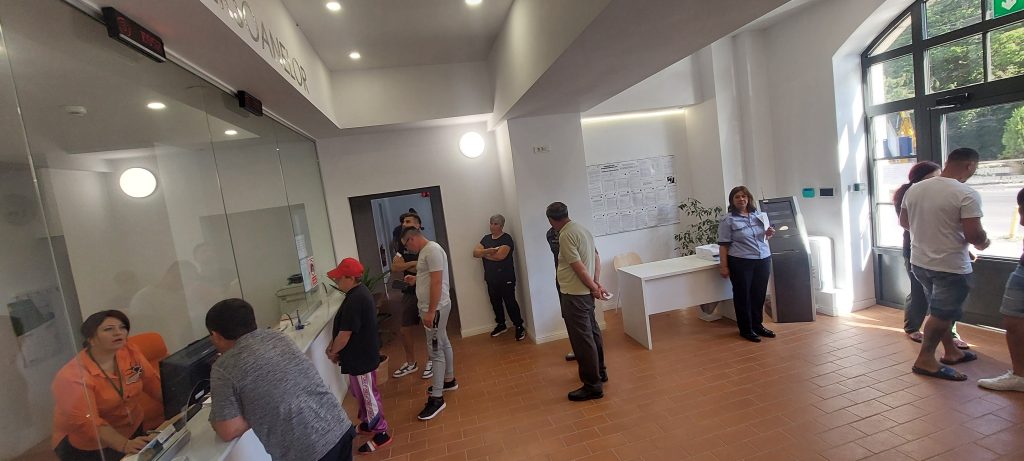 Cozi la Evidența Populației. Sute de persoane și-au luat buletinul în ziua votului