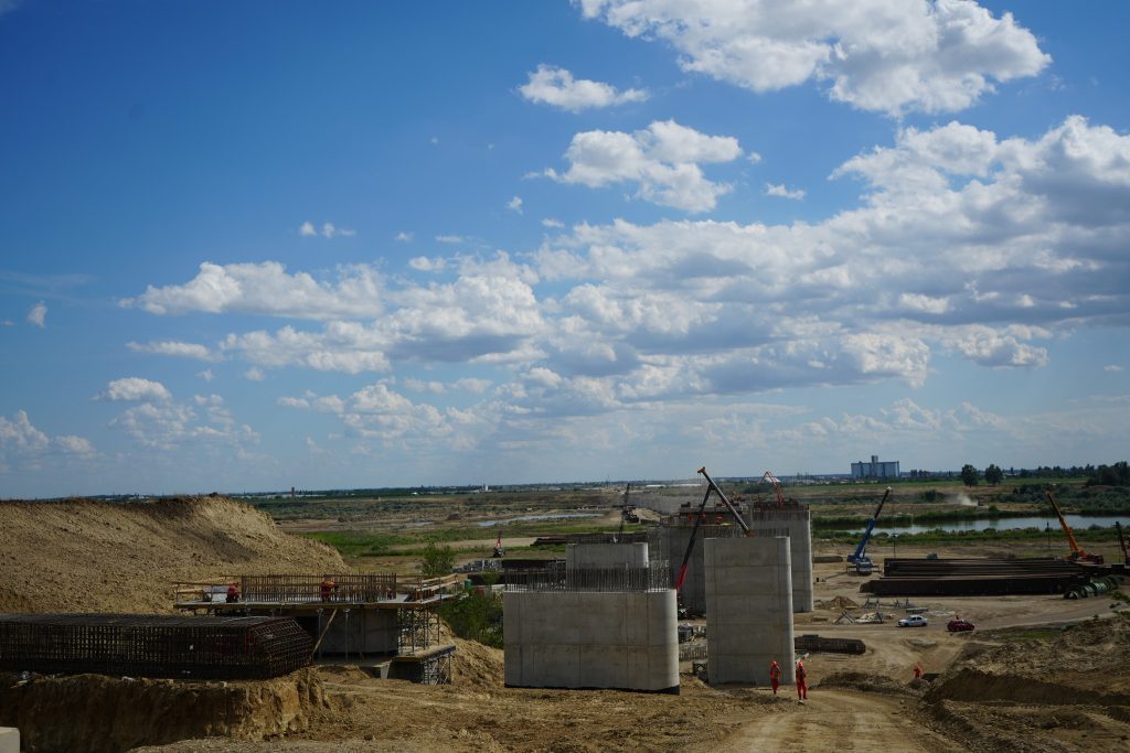 (FOTO) Unul din cele mai lungi poduri din țară se construiește lângă Buzău! Imagini de pe șantier