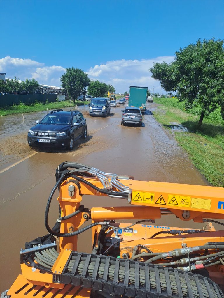 (FOTO&VIDEO) Circulație îngreunată pe DN2E85, în urma unei ploi torențiale