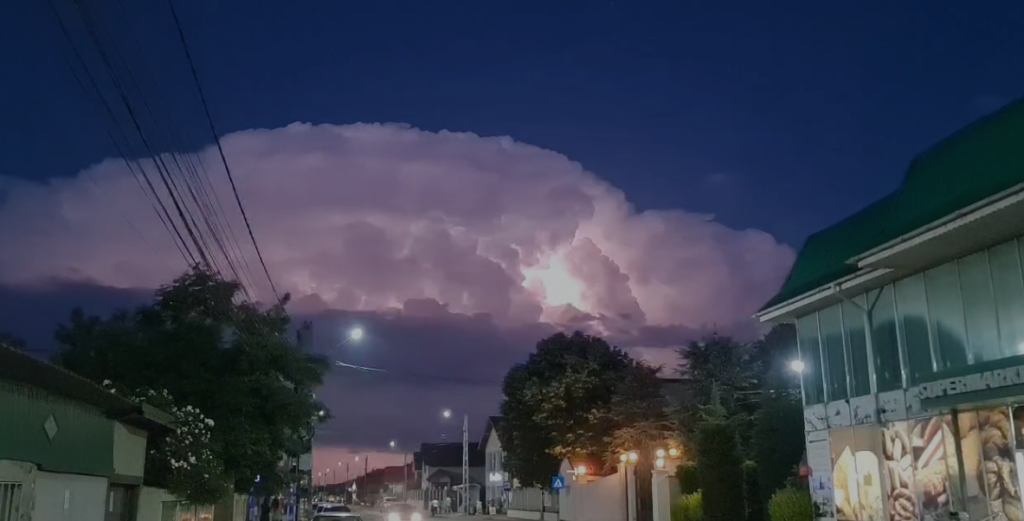 Jocuri contrastante de lumini! Cum s-au văzut fulgerele la Buzău