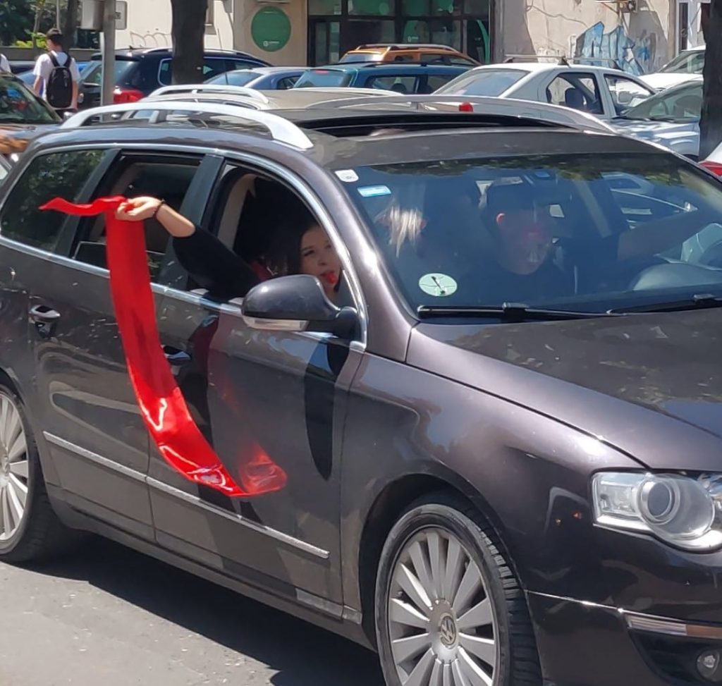 Vuvuzele, fluiere și mult entuziasm! Absolvenții sărbătoresc sfârșitul anului școlar pe străzile Buzăului