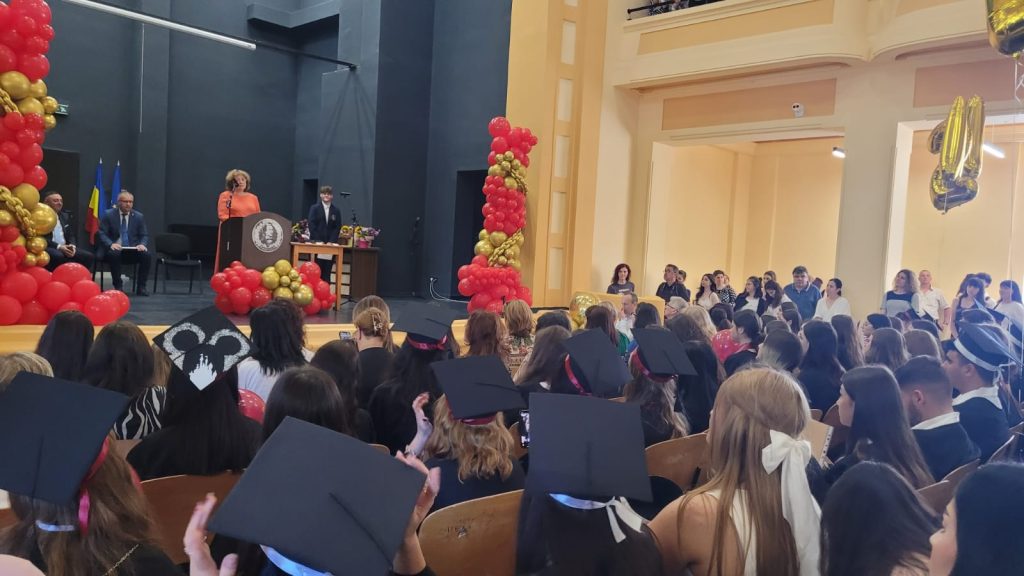 Emoții, lacrimi și zâmbete. Ultimul clopoțel a sunat pentru absolvenții Colegiului Eminescu