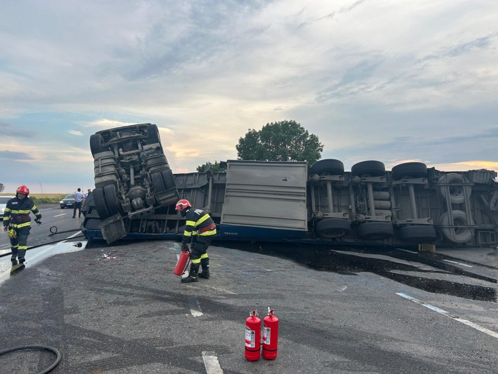 (FOTO&VIDEO) Imagini șocante pe DN2. Un TIR s-a răsturnat, scurgeri importante de combustibil pe șosea