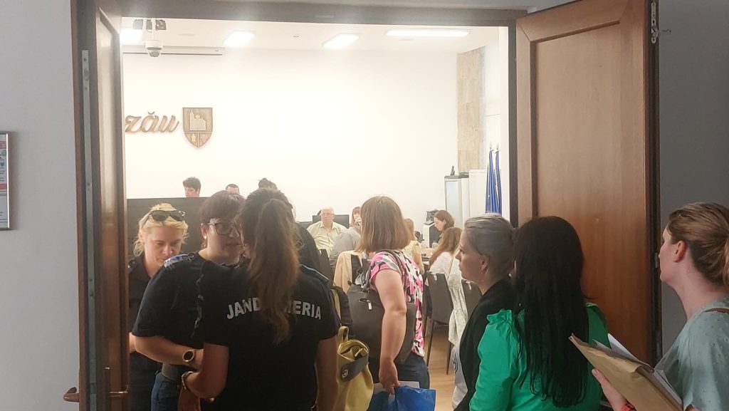 (FOTO&VIDEO) Aglomerație întreaga zi la Biroul Electoral Județean. Președinții secțiilor de votare, obosiți după zeci de ore de muncă, au răbufnit