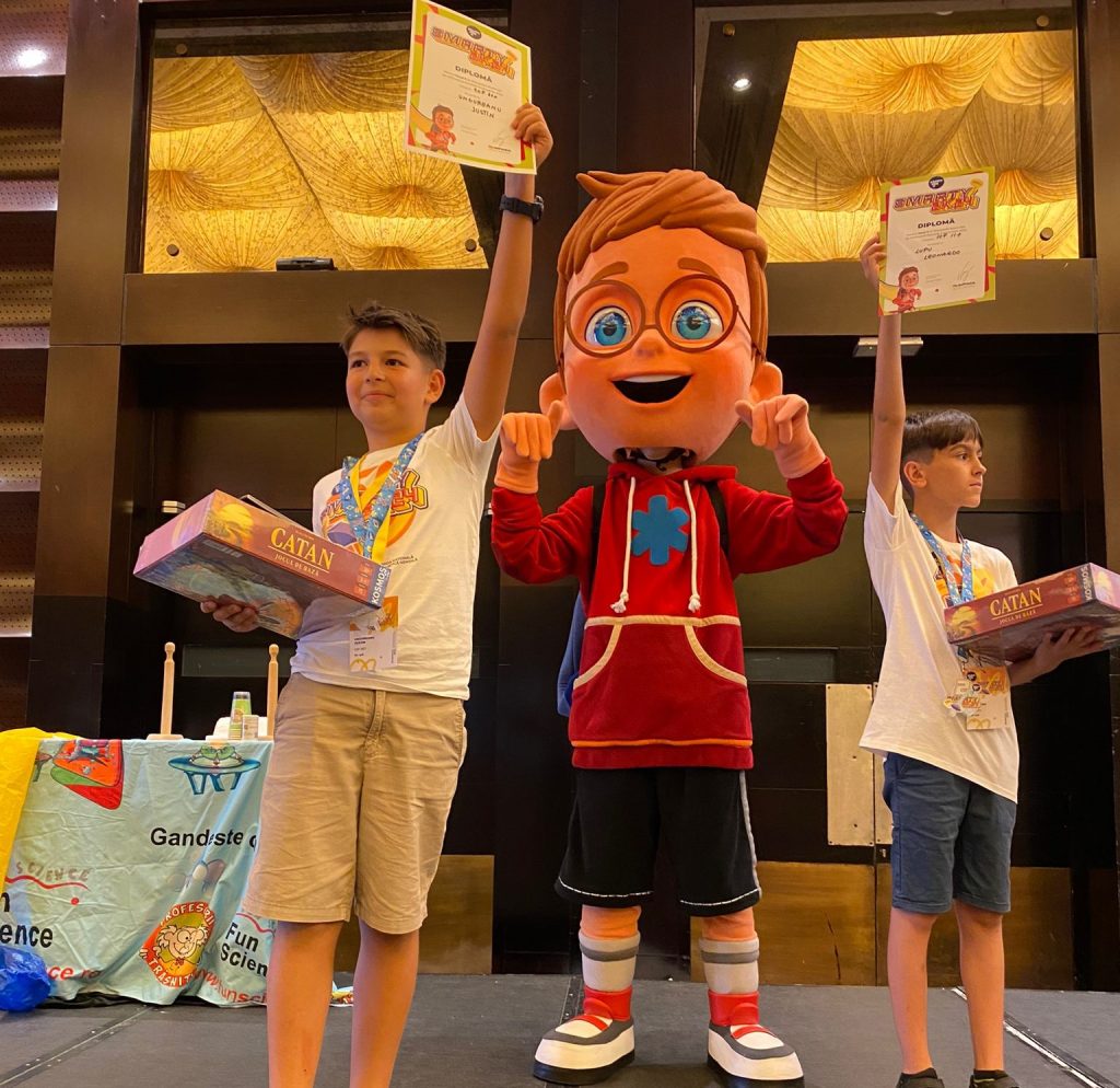 (FOTO) Tot mai bun, de la un an la altul. Noi premii pentru elevul din Buzău a cărui minte bate calculatorul