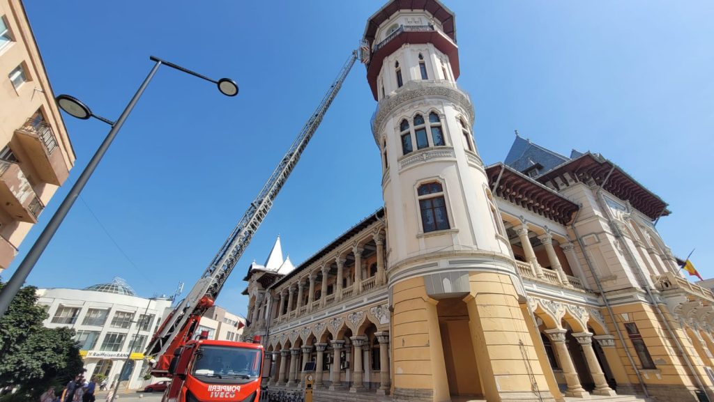 De ce au fost astăzi pompierii în alertă? Evacuări din turnul primăriei, intervenții în caz de cutremur și incendii, doar câteva de pe lista ISU