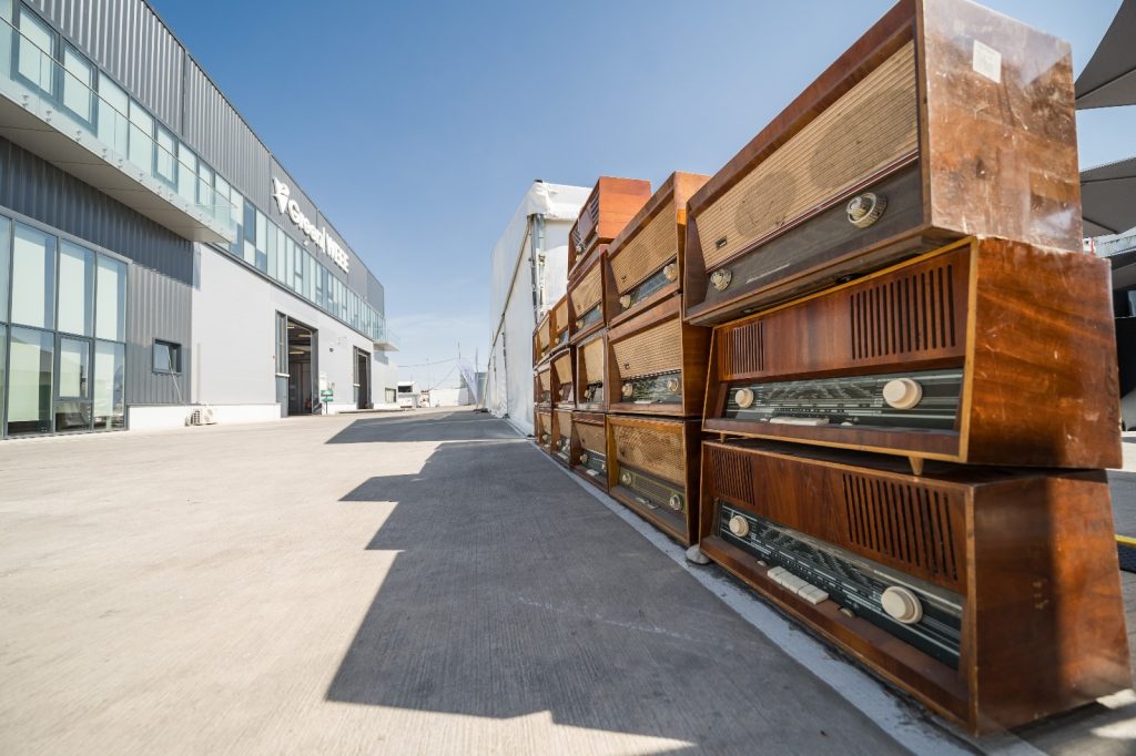 (FOTO+VIDEO) Locul în care, la fiecare oră, 100 de frigidere uzate se transformă în materii prime pentru alte industrii