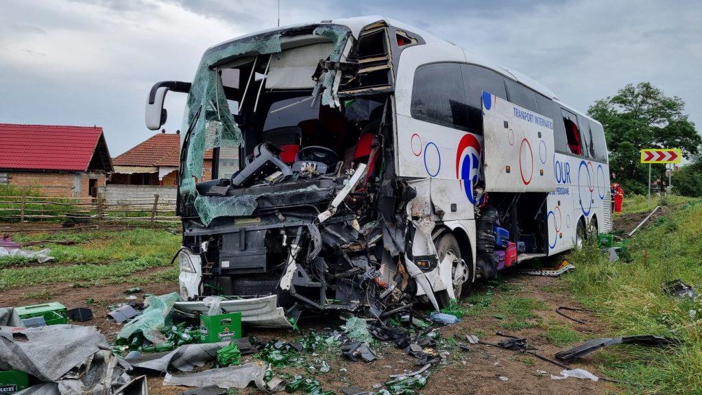 Buzoieni plecați la cules de afine în Germania, întorși din drum. Autocarul în care se aflau, implicat într-un grav accident pe DN1