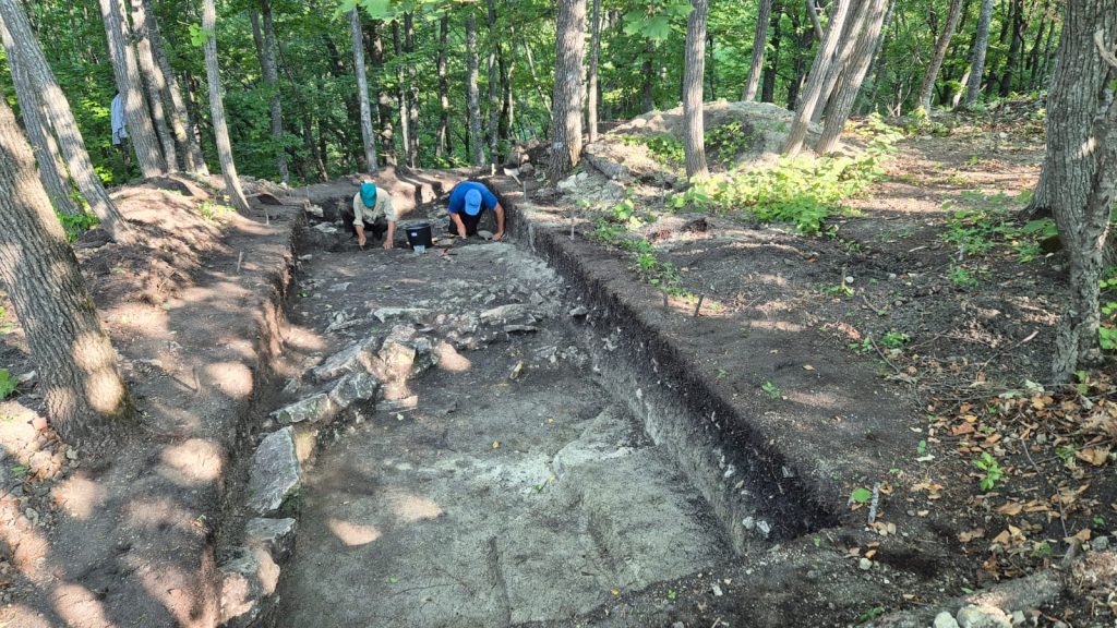 (FOTO) Descindere a arheologilor într-un sit din Buzău. De ce e considerat unul din cele mai importante obiective arheologice