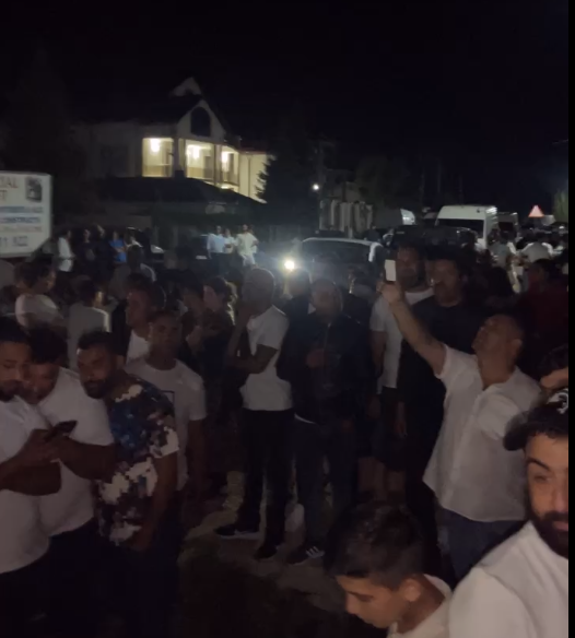 (VIDEO) Răscoală în toată regula, la Râmnicelu! Mascații au intervenit de urgență