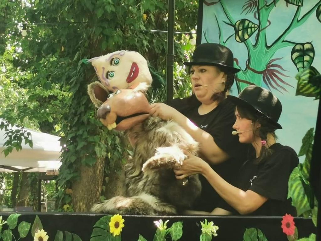 Instituțiile de cultură, obligate prin lege să adapteze spectacole pentru persoanele cu dizabilități. Cum ”vede” un nevăzător o piesă de teatru