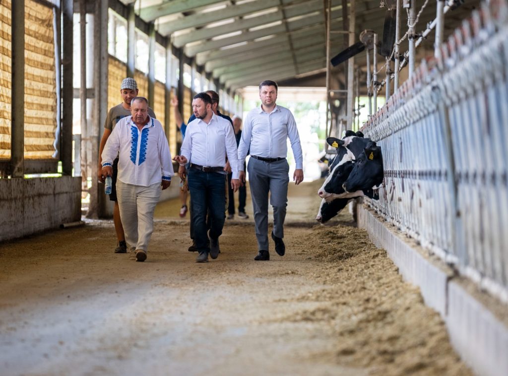 (FOTO) Bălegar transformat în energie electrică, la cea mai mare fermă de bovine din Buzău. Investiția, dată exemplu de ministrul Mediului