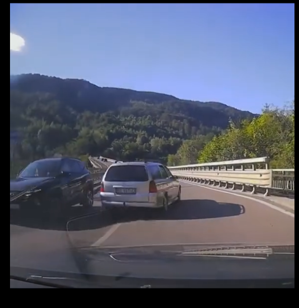 Depășirea care l-a lăsat fără permis pe un buzoian. Filmarea devenită virală a fost văzută și de polițiști