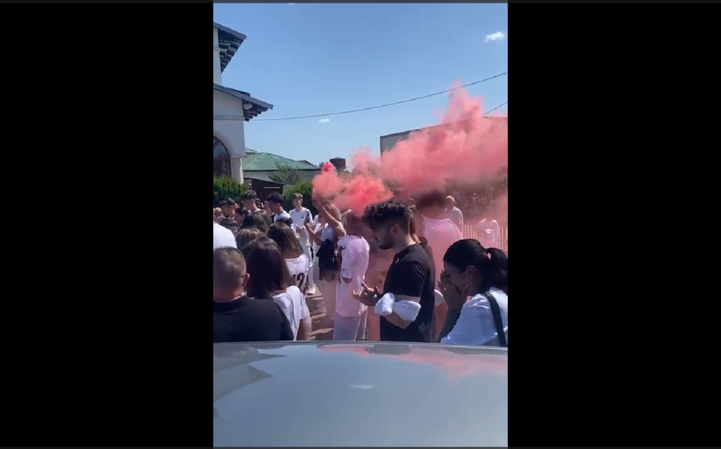 (FOTO & VIDEO) Lacrimi și durere la înmormântarea lui Florin Nazîru. Fotbalistul de la CSM Rm. Sărat, aplaudat ca pe stadion