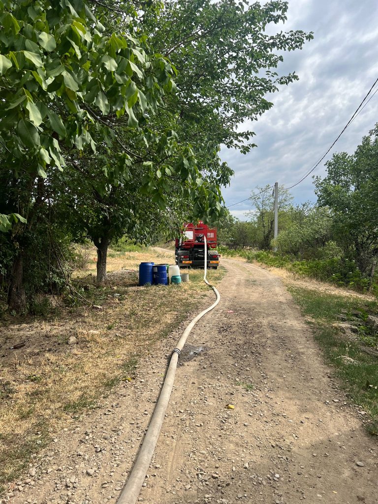 (Video) Este mare nevoie de apă! Pompierii fac transport după transport în satele unde seceta a făcut prăpăd