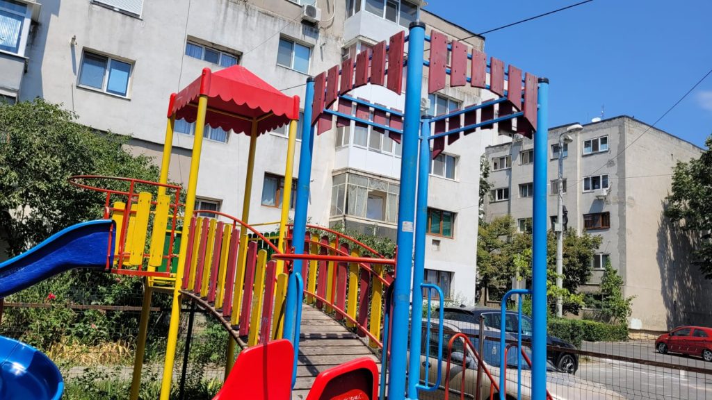 Loc de joacă public, lăsat la discreția unui voluntar deranjat de gălăgia făcută de cei mici. Părinte: ”Pune lacătul pe spațiu exact când copiii pot ieși să se joace!”