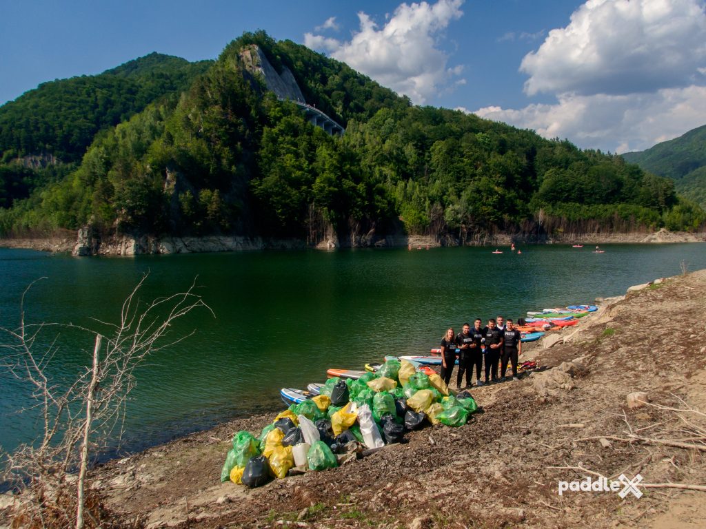 (FOTO) Alarmant! Peste o tonă și jumătate de gunoaie, adunate de pe Lacul Siriu într-o singură zi