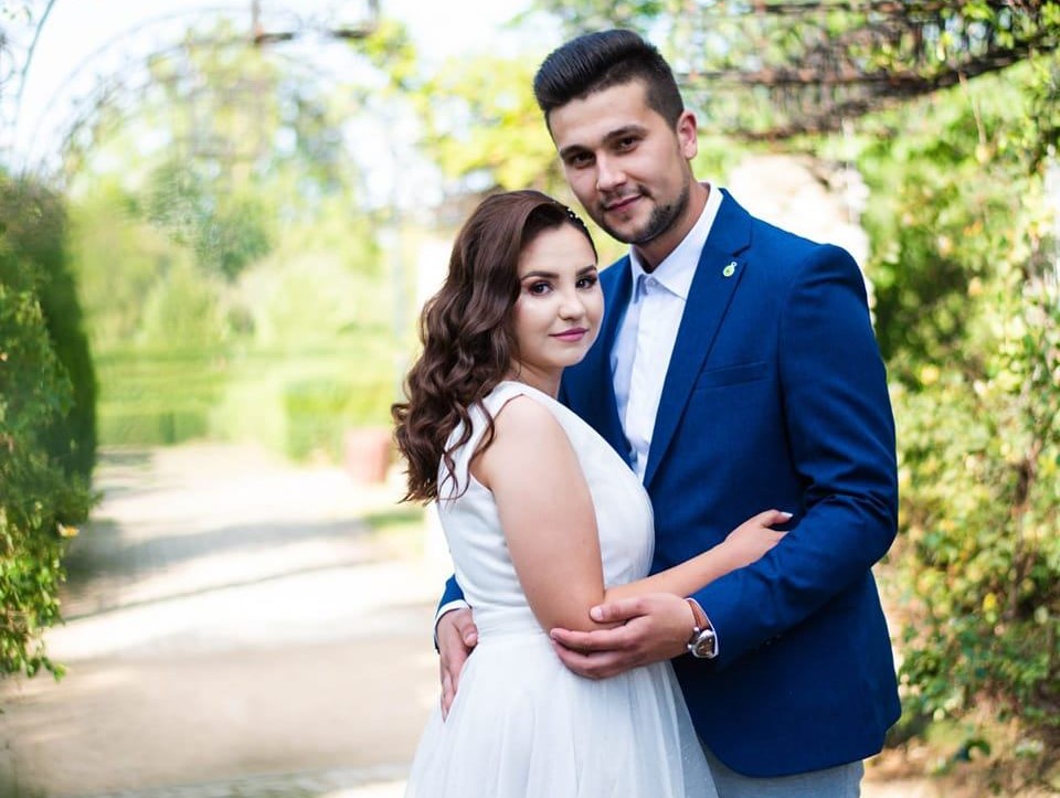 (FOTO) Curg mesajele după tragedia în care 2 soți au pierit fulgerător: “S-au iubit enorm, doi copii minunați”. Imagini cu mașina tinerilor înainte de accident