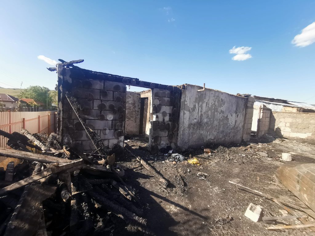 Șapte suflete au rămas pe drumuri în urma unui incendiu violent. Comunitatea din Năeni, apel pentru reconstruirea casei