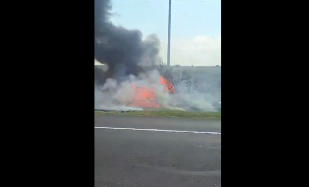 (VIDEO) O mașină a ars ca o torță pe DN2 E85. Care a fost norocul șoferiței