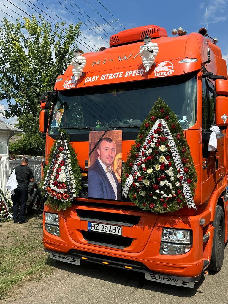 Adrian a fost condus pe ultimul drum de sute de oameni. Cum a fost purtat pe ulițele din Ziduri
