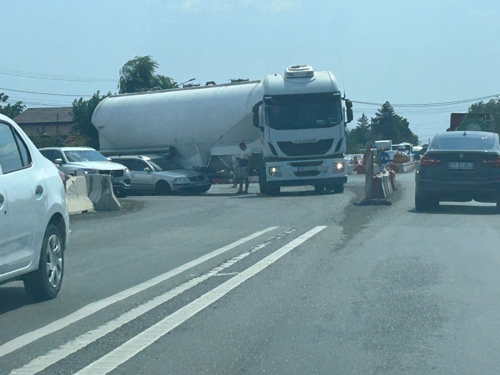 TIR blocat în rond la Spătaru, se caută vinovatul