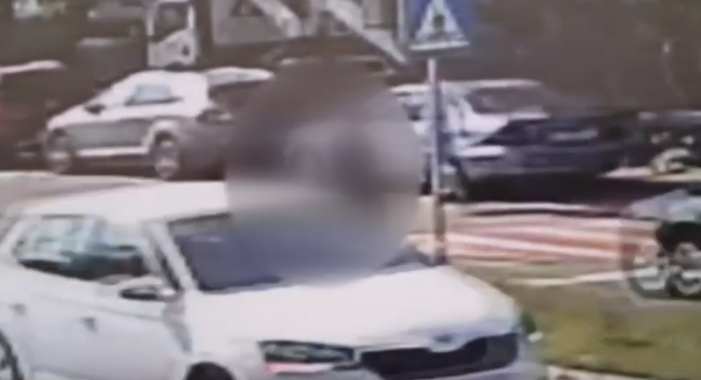 (VIDEO) Momentul în care o bătrână este lovită în plin pe zebră