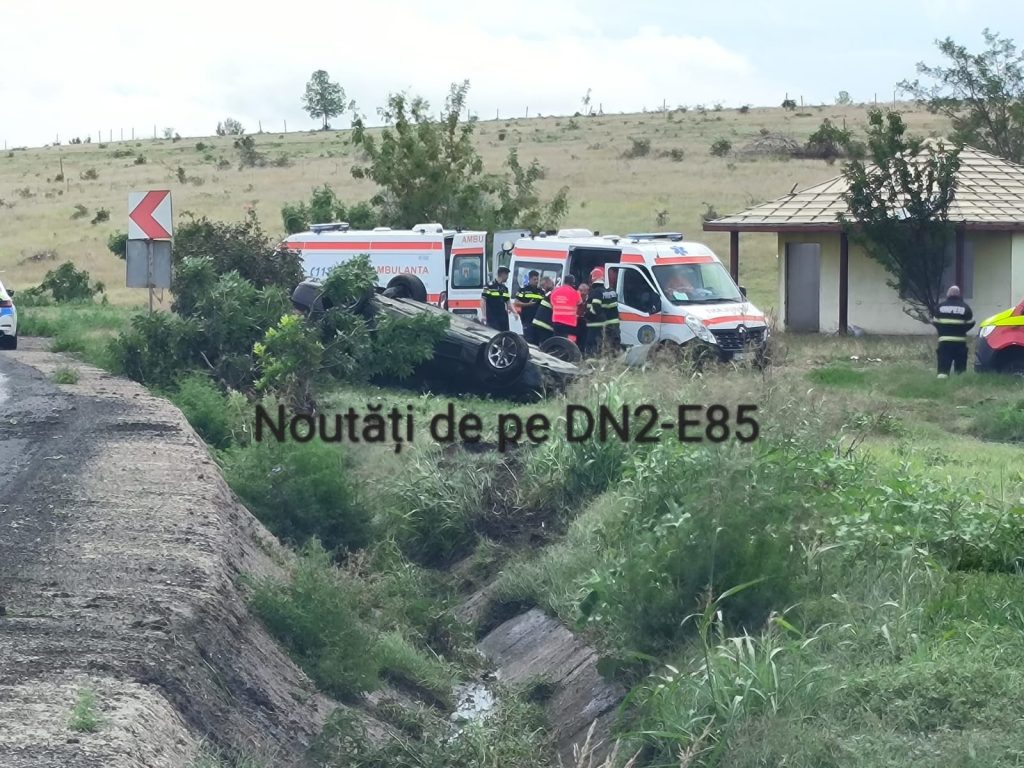 (UPDATE) Încă un accident pe DN2E85, mașină răsturnată