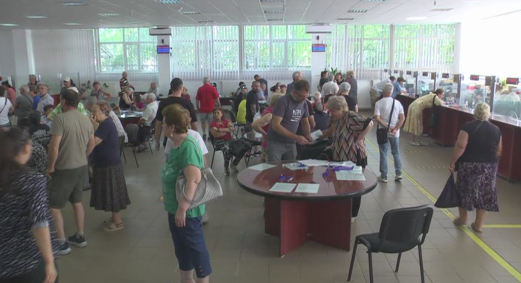 ”Bătaie” pe biletele la băi