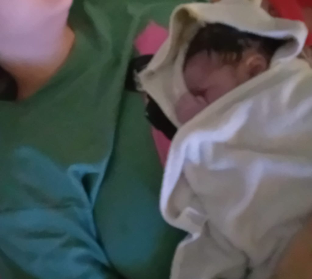 Răspunsul Serviciului de Ambulanță după ce o tânără a născut așteptând echipajul medical. Ce lecție a învățat familia pacientei