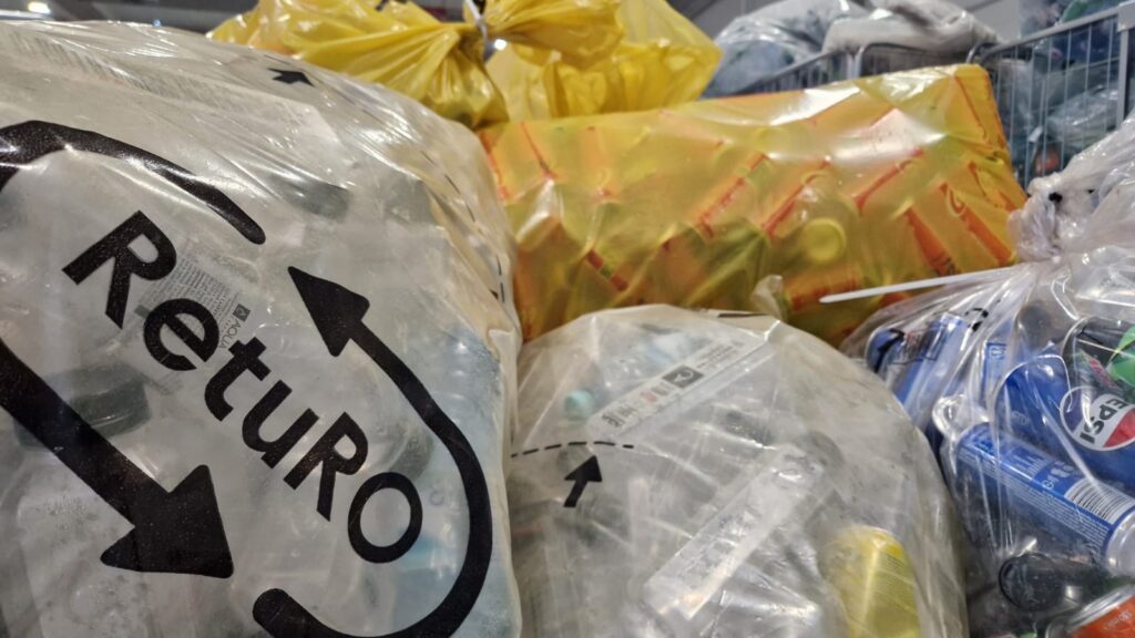 Amendă pentru un magazin din Scutelnici care ignora regulile SGR. Cum stă județul la reciclarea ambalajelor RetuRO