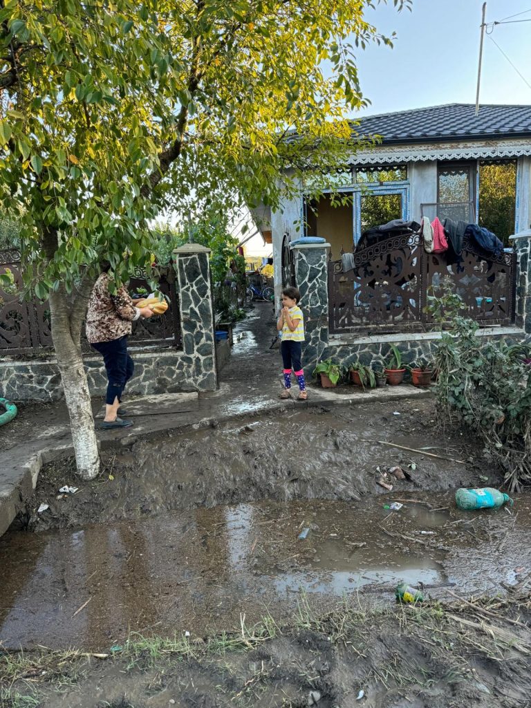 Mobilizare pentru sinistrații din zonele inundate. Unde pot fi făcute donațiile
