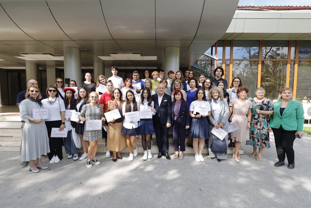 Consiliul Județean Buzău a premiat zeci de profesori și elevi