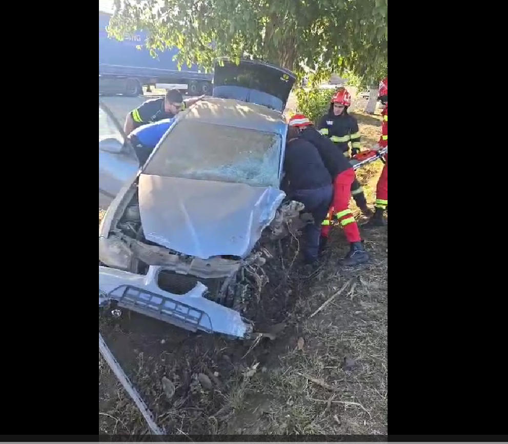 (UPDATE) Clipe de groază la Merei! Bărbat prins între fiare, mașină praf după ce s-a izbit de un copac