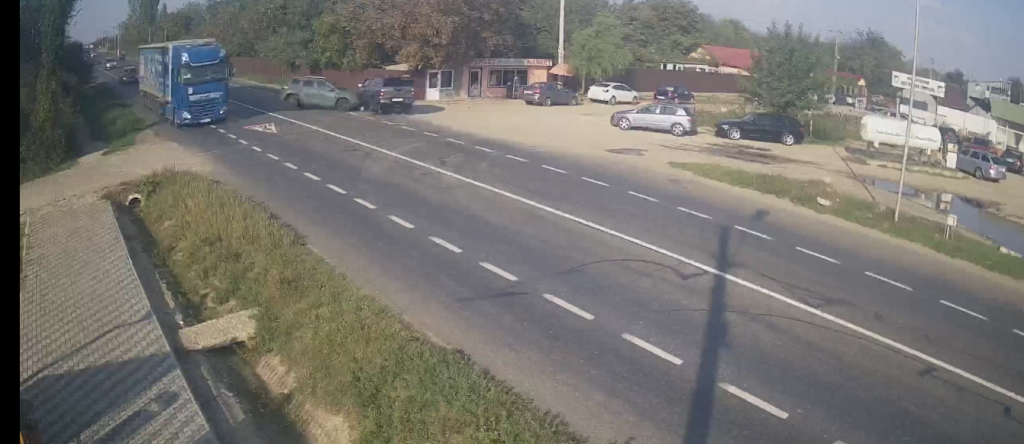 Încă o dovadă de inconștiență pe DN2! Ce manevră a făcut un șofer, VIDEO cu momentul impactului
