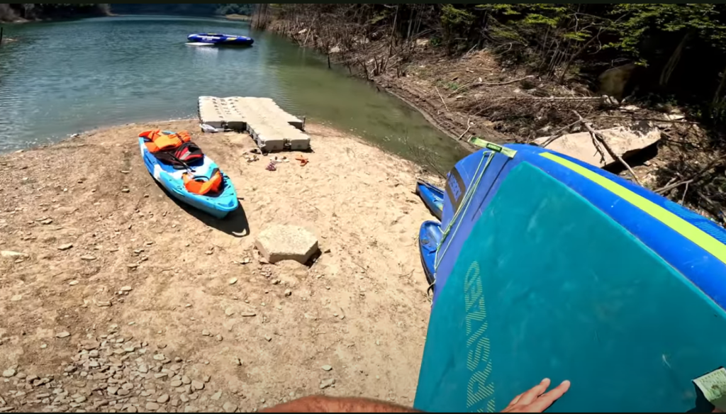 (foto&video) Cum arată Lacul Siriu de pe un paddle board. Imagini surprinzătoare cu fauna acvatică