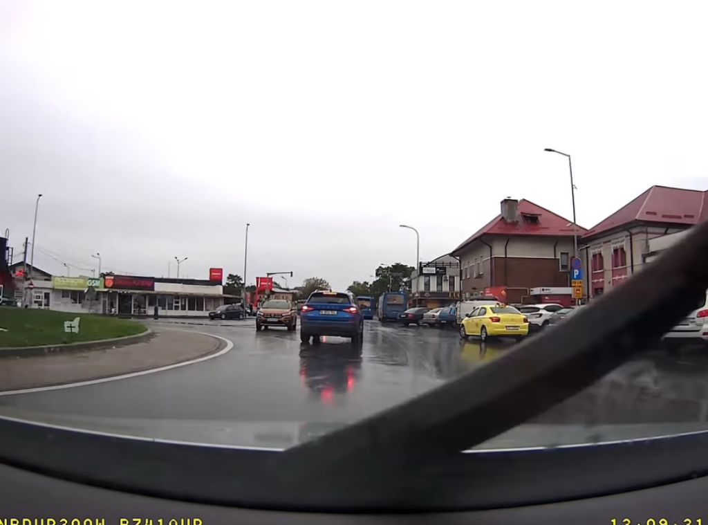 Giratoriile, o nebuloasă pentru unii buzoieni! În mai puțin de o oră, doi șoferi au încercat să circule în sens invers
