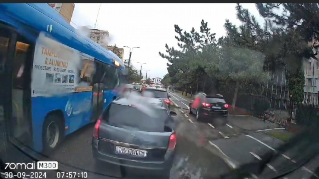 Polițiștii l-au prins pe șoferul care circula cu mașina pe pistele velo. Ce amendă a primit