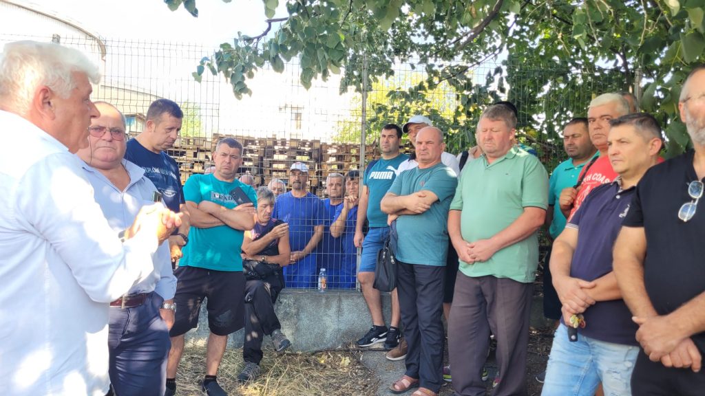(Video)Tensiuni la poarta fabricii de zahăr. Președintele SINDALIMETA a venit la Buzău să apere drepturile angajaților