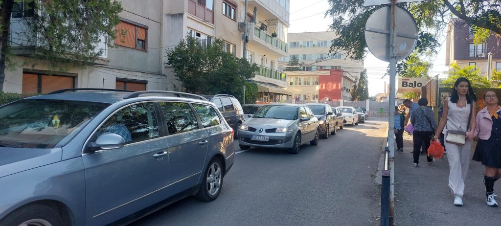 (FOTO&VIDEO) Prima zi de școală, trafic intens. Părinții au dat testul răbdării