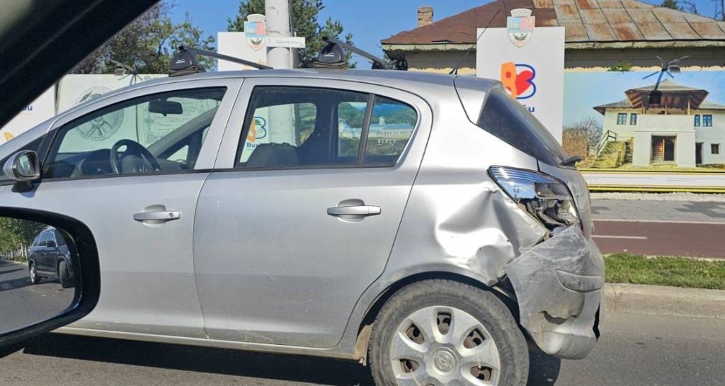 (FOTO) Impact între două mașini chiar lângă trecerea de pietoni