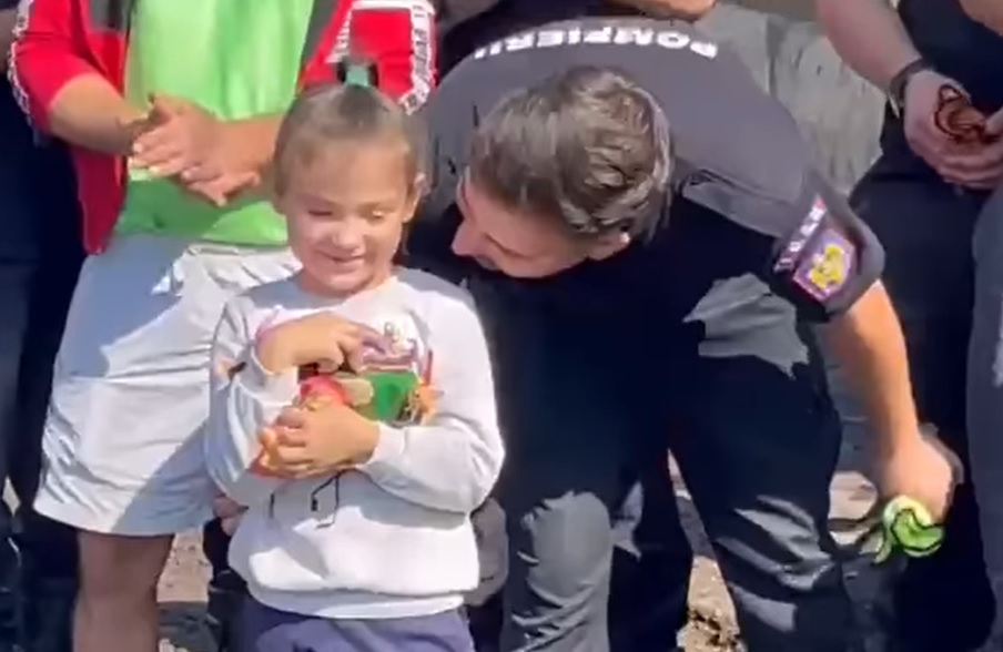 Antonia, fetița pentru care pompierii au devenit eroii zilei. Gestul impresionant făcut de salvatorii din Buzău pentru copila din Galați