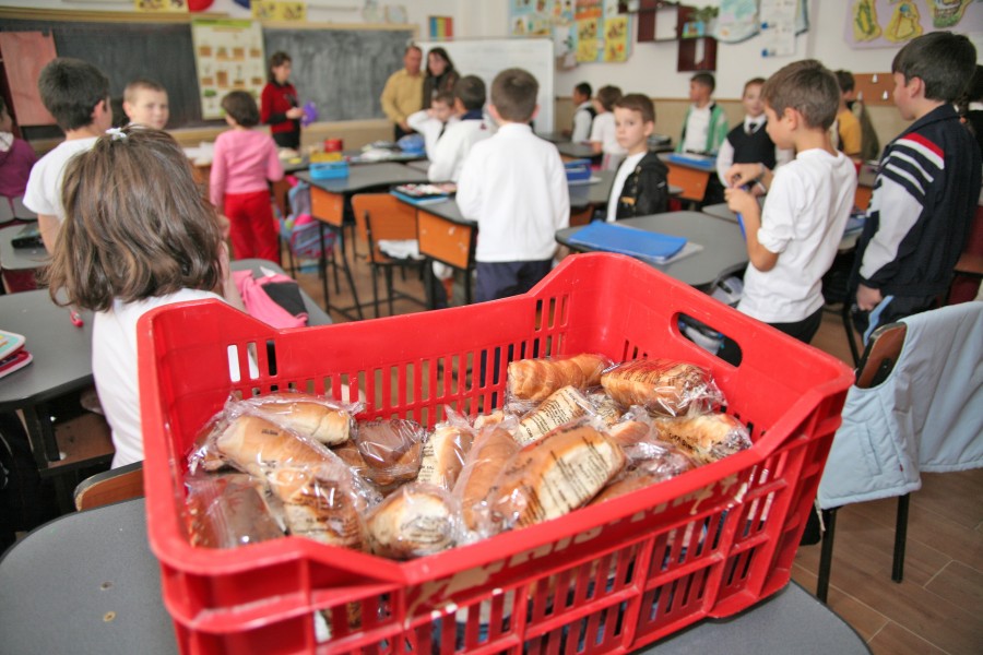 Elevii rămân fără masa primită de la stat. Programul „Cornul și laptele”, blocat