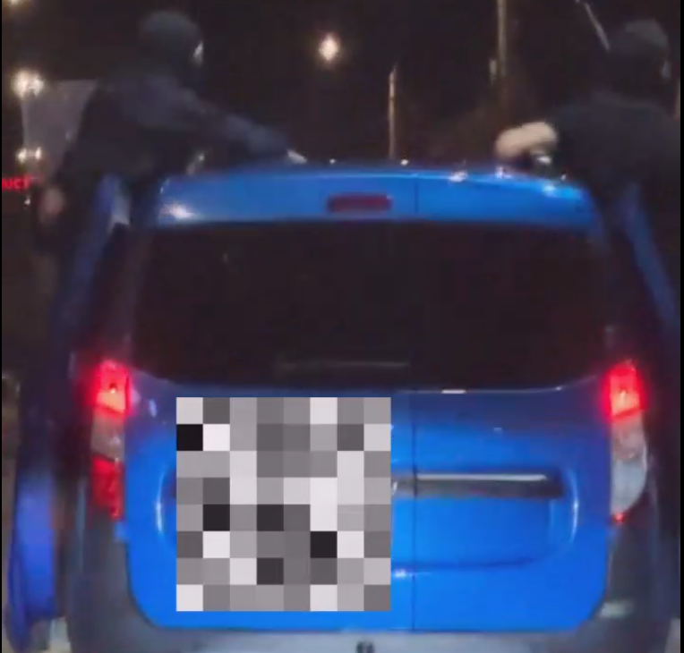 (VIDEO) Bărbați mascați și cu “mitraliere” în mâini, pe străzile Buzăului. Ce explicație le-au dat polițiștilor