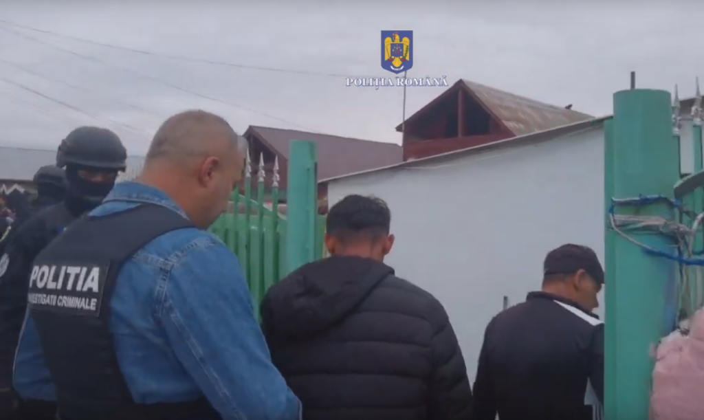(VIDEO) Bărbat tâlhărit în plină stradă. Imagini cu locul în care agresorii au ascuns prada
