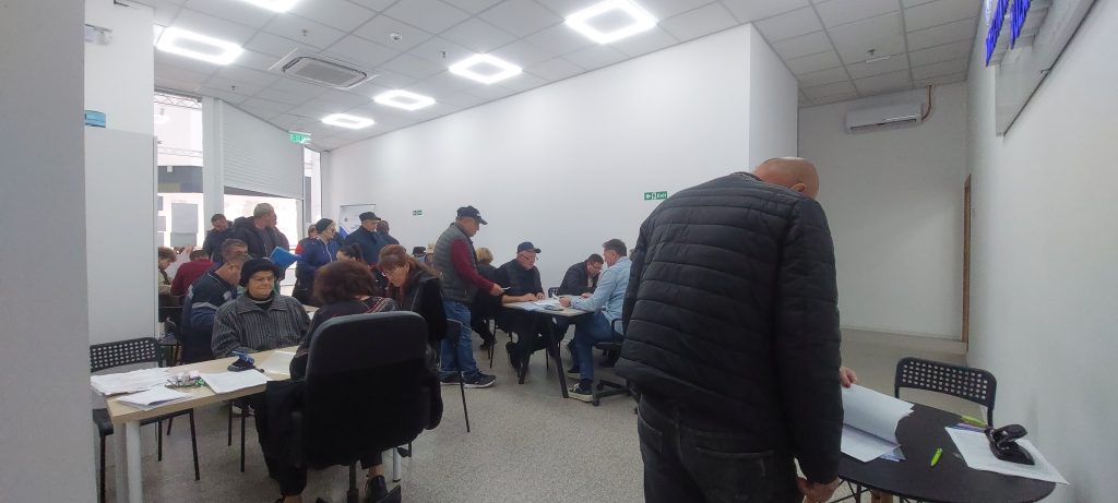 (Video) Cozi la Direcția Agricolă. Mii de fermieri așteaptă ajutorul de la stat. ”Aducem porumb din Ucraina”