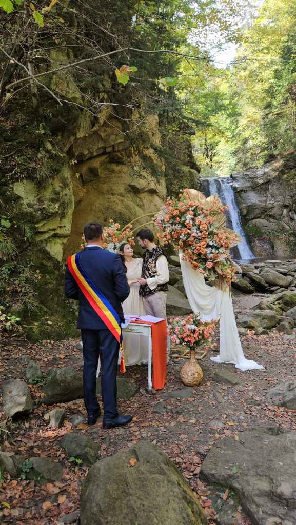 Primul “DA, pe viață”, de la Cascada Cașoca. Cum a arătat ceremonia inedită de căsătorie